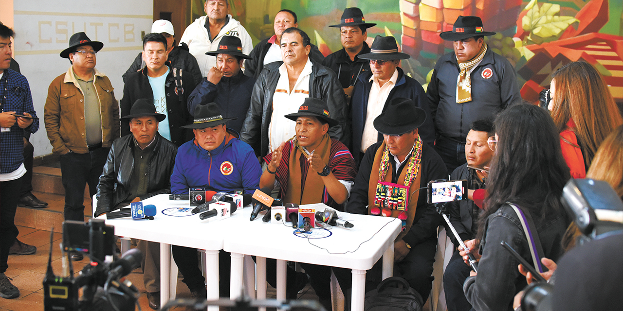 La dirigencia de la CSUTCB en conferencia de prensa. Foto: Gustavo Ticona