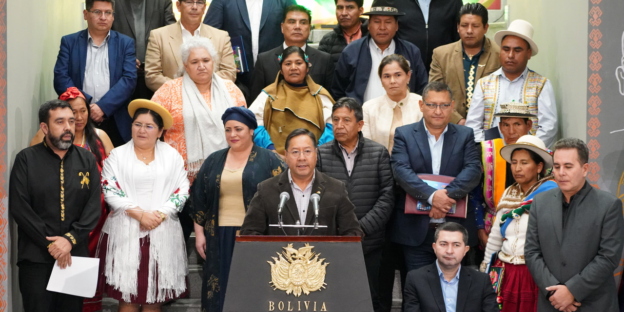 El presidente Luis Arce junto a ministros y autoridades departamentales, municipales, de las autonomías indígenas y de la autonomía regional del Gran Chaco. Foto: Jorge Mamani