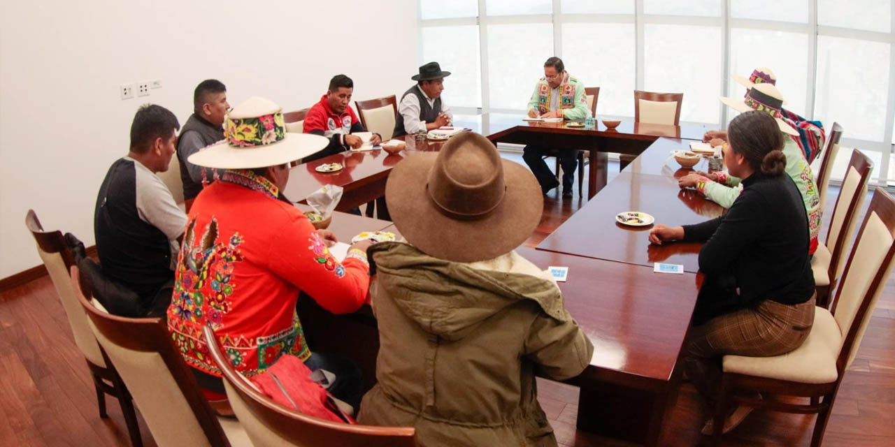 El presidente Luis Arce con dirigentes de la Coordinadora Indígena Originaria Región Andina de Cochabamba. | Foto: Presidencia