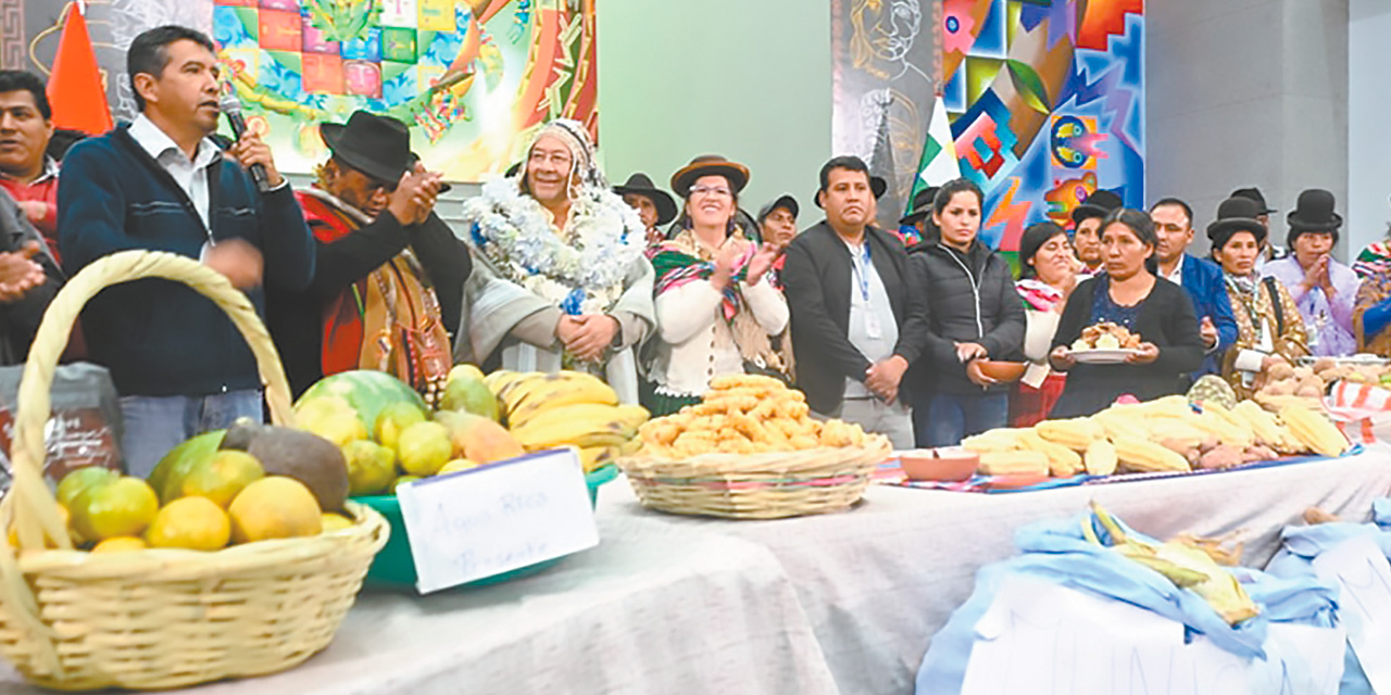 El presidente Luis Arce con agricultores de las provincias Inquisivi de La Paz y Ayopaya de Cochabamba. Fotos: Presidencia