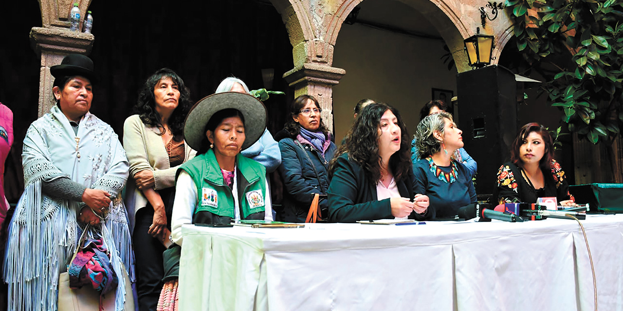 Red de organizaciones de mujeres en conferencia de prensa en La Paz. // FOTO: APG