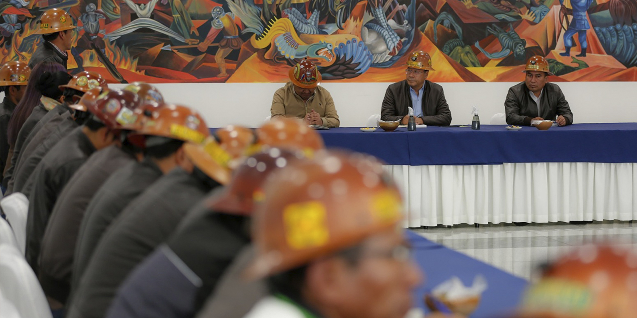 El presidente Arce con los cooperativistas mineros de Oruro.