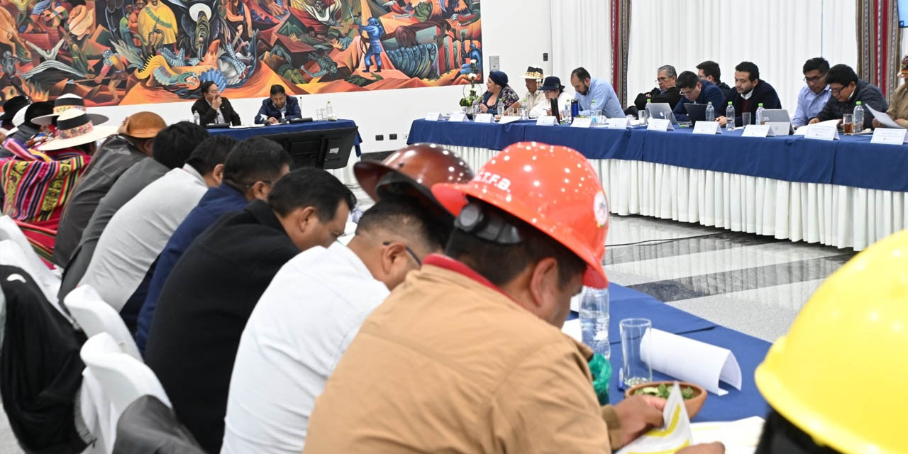 El presidente Luis Arce con los miembros del Gabinete Social.   | Foto: Archivo