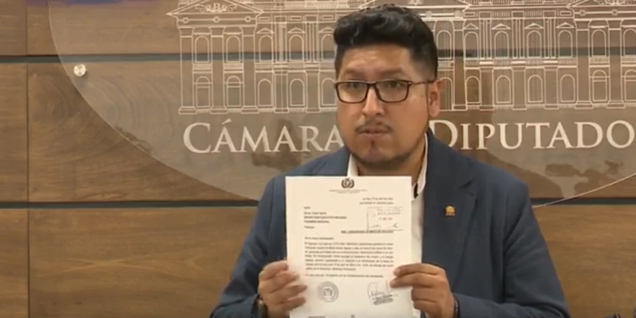 El diputado Omar Yujra en conferencia de prensa.