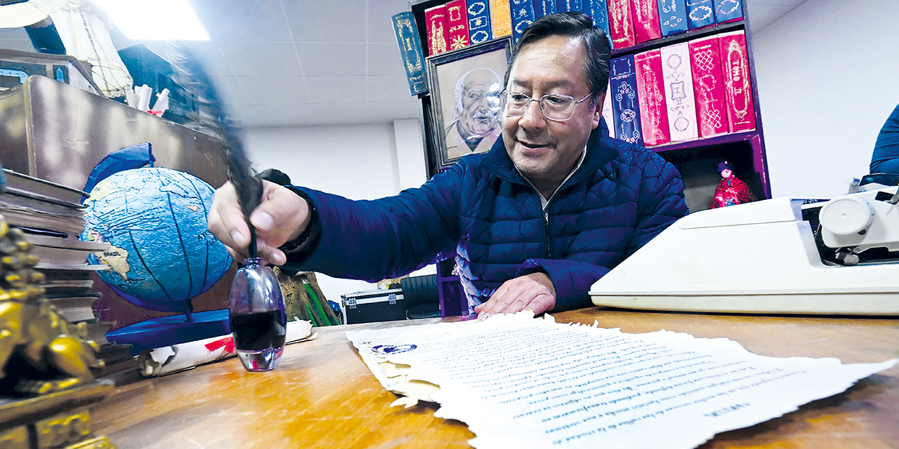 El Presidente firma el registro en la primera Feria del Libro de El Alto. Foto: PRESIDENCIA