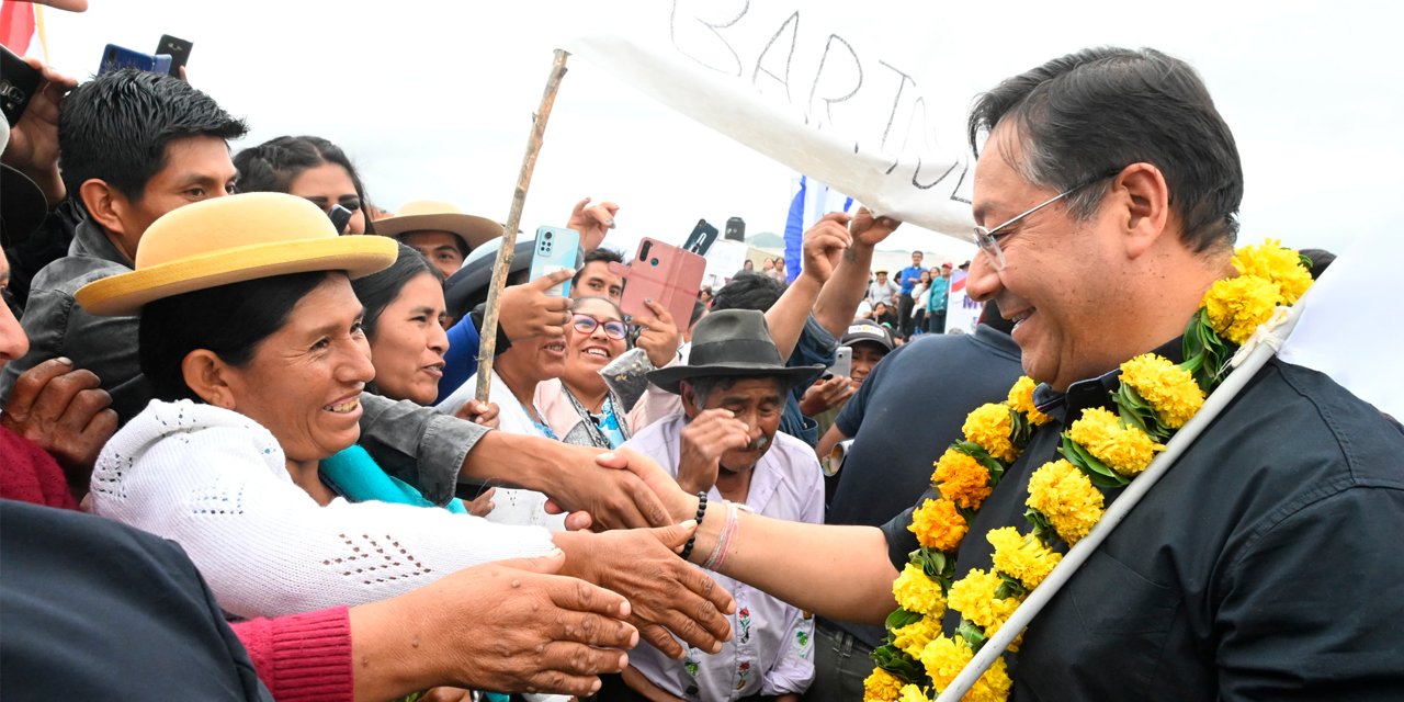 El presidente Luis Arce en el municipio de Tarija donde entregó 14 obras con una inversión superior a los Bs 54 millones. Foto. Comunicación Presidencial