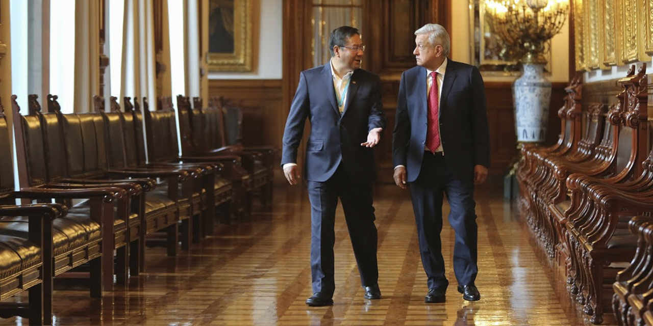 El presidente Luis Arce junto al mandatario de México, Manuel López Obrador