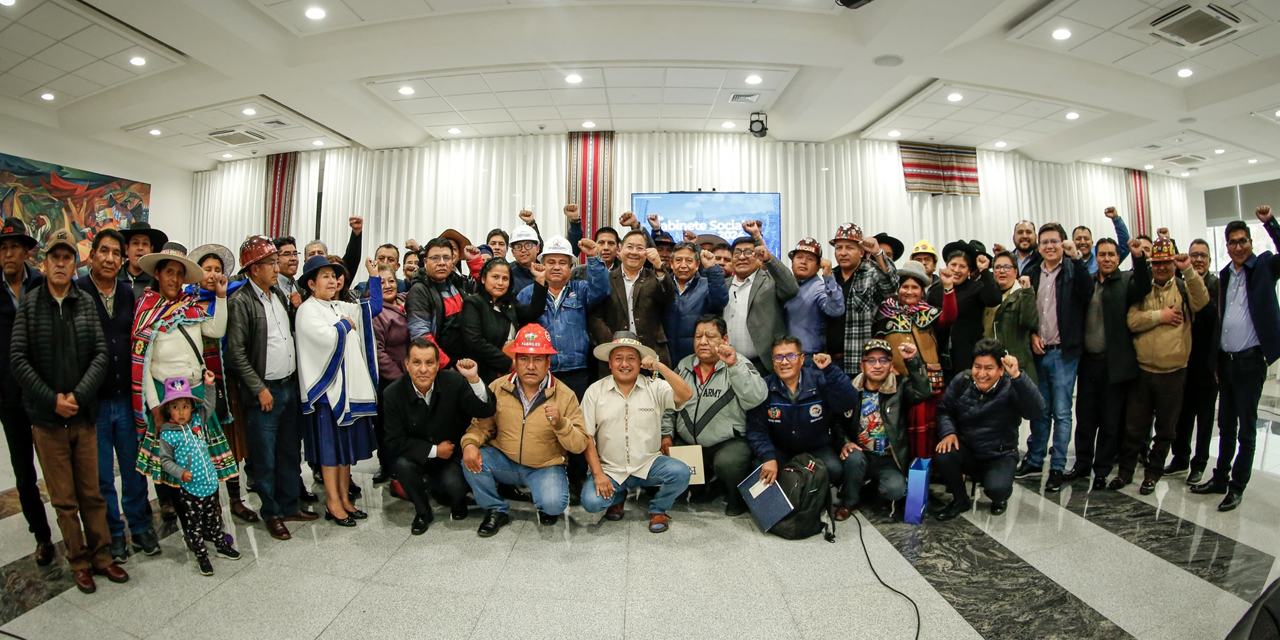 Las autoridades del Gobierno lideradas por el presidente Luis Arce y los dirigentes de las organizaciones sociales. Foto: Comunicación Presidencial