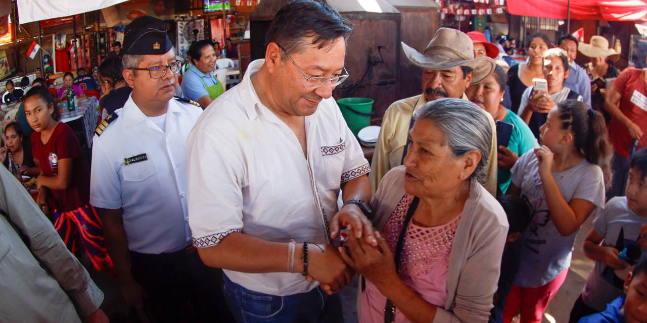 El presidente Luis Arce en el tradicional mercado El Dorado.