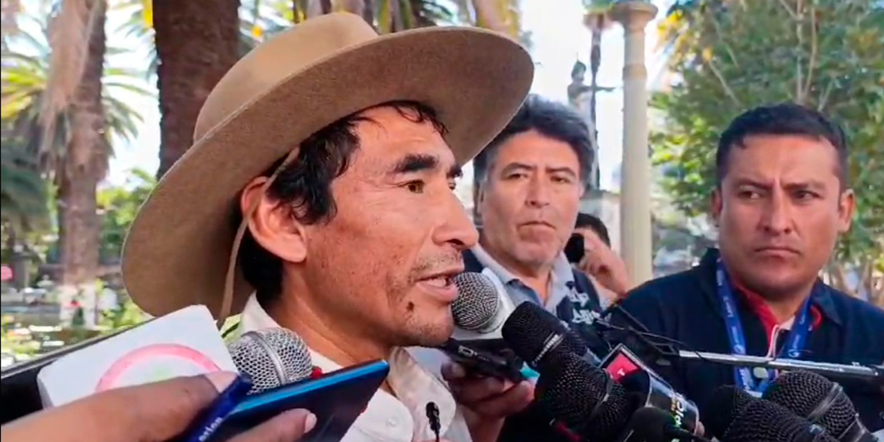 El secretario de la Federación de Campesinos de Tarija, Jesús Miranda, en rueda de prensa. Foto: Captura BTV