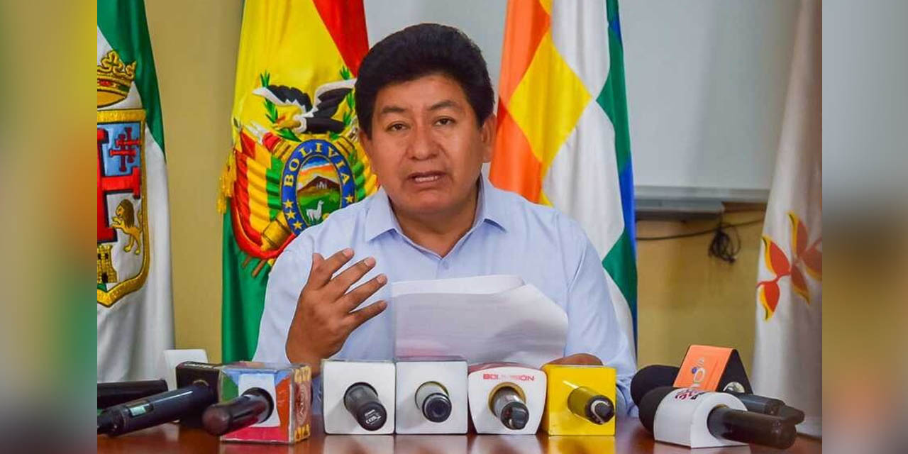 El ministro de Obras Públicas, Édgar Montaño, en rueda de prensa. | Foto: MOPSV