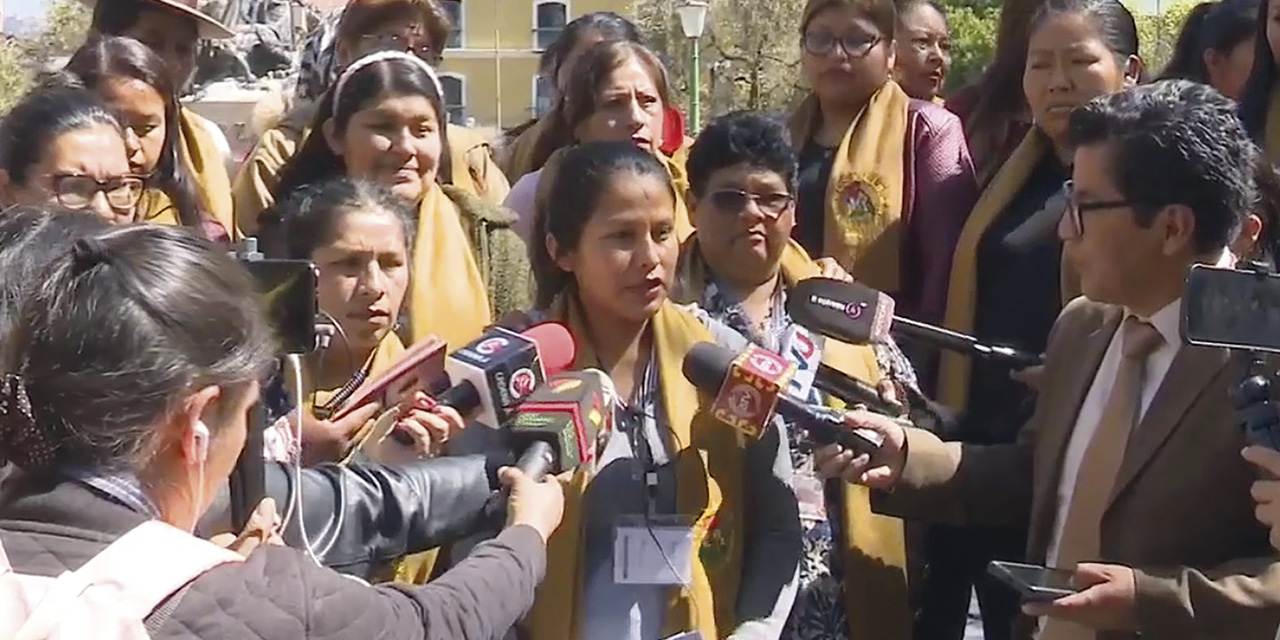 La dirigencia de la Confederación de Mujeres de Comunidades Interculturales. | Foto: Bolivia Tv