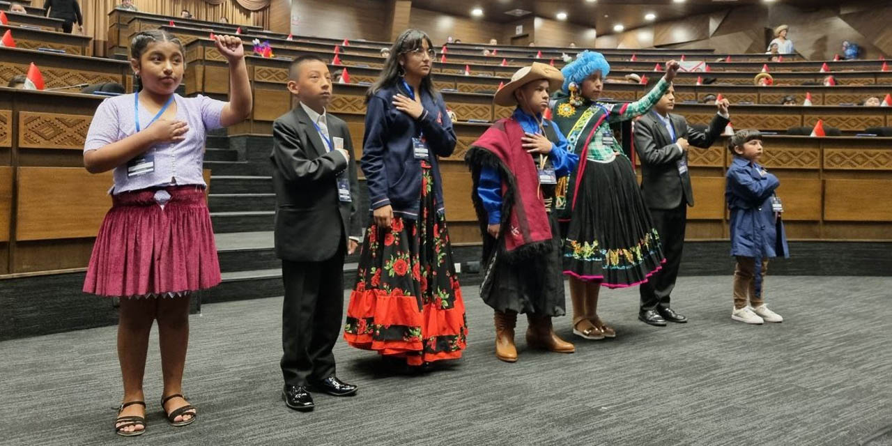 Sesión de niños y niñas en la Cámara de Diputados. | Foto: Diputados