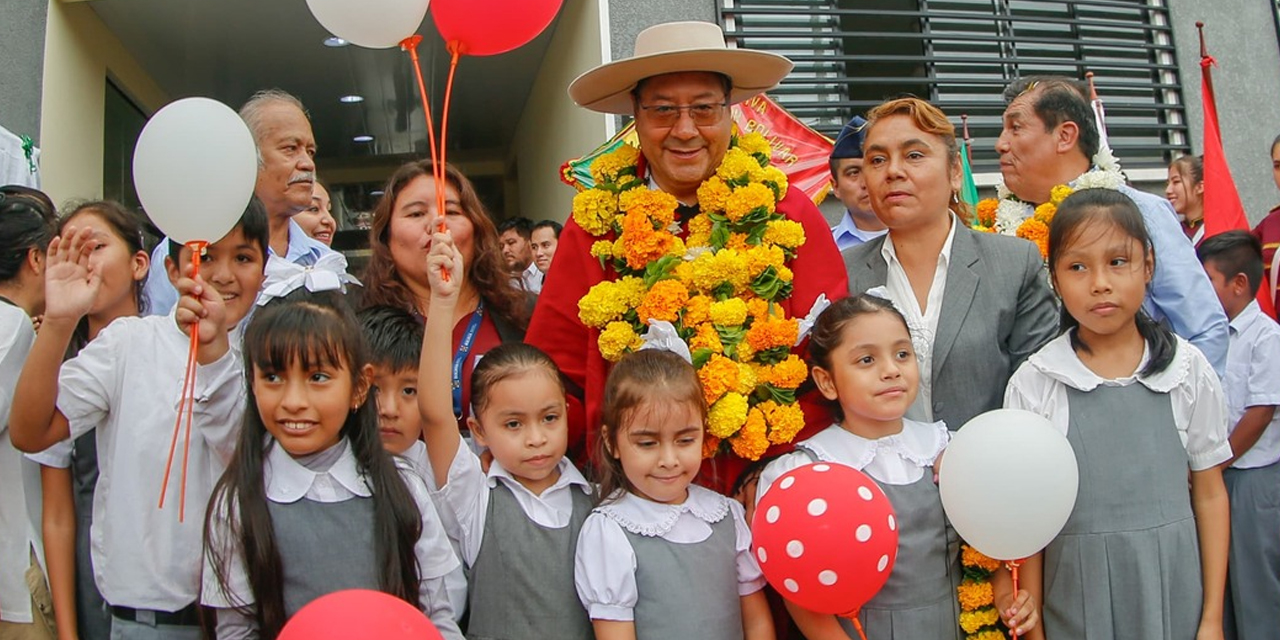 El presidente Luis Arce junto a los estudiantes de la Unidad Educativa Técnico Humanístico “Libertador Simón Bolívar” que estrenaron una nueva infraestructura. Foto: Comunicación Presidencial