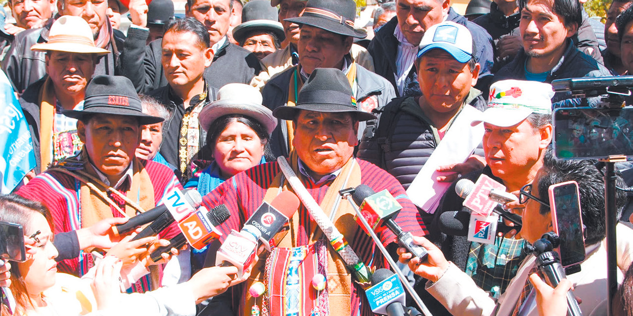 Dirigentes de la CSUTCB, encabezados por Lucio Quispe. Foto: Archivo