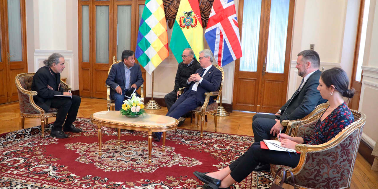 Reunión del vicepresidente David Choquehunaca con autoridades del Reino Unido.