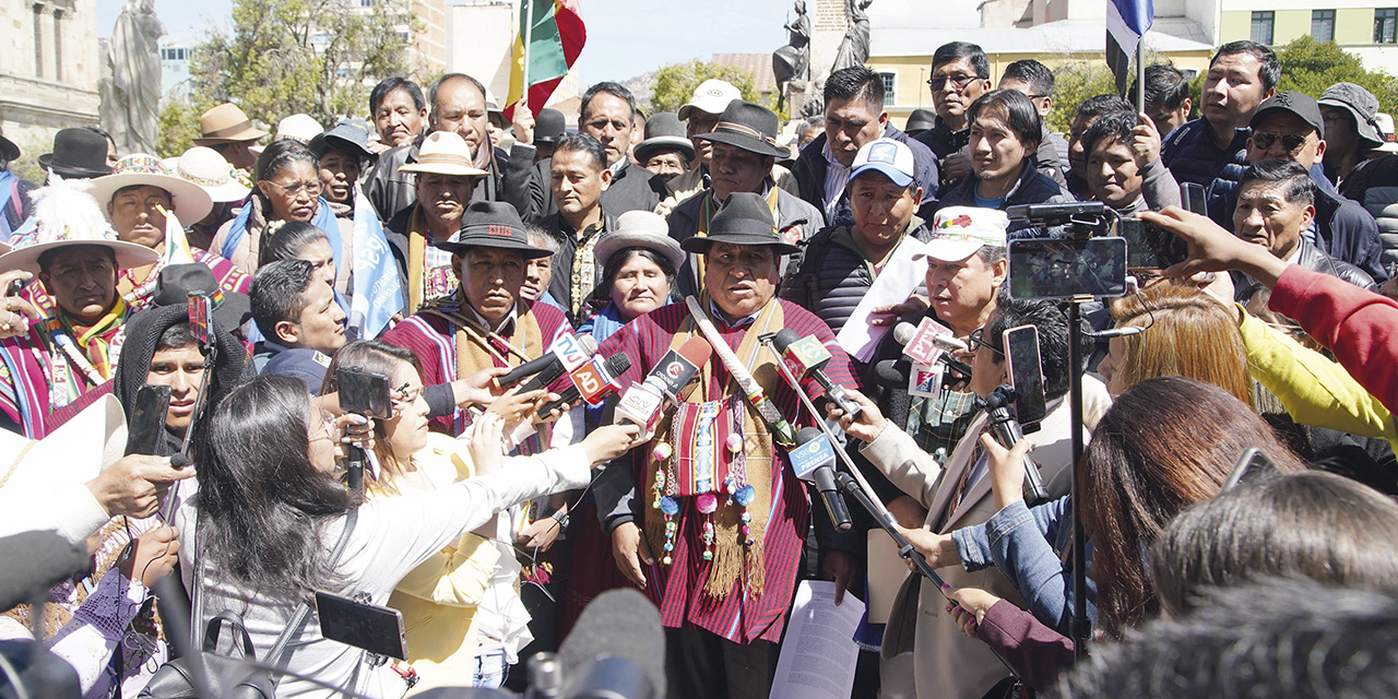 Representantes del Pacto de Unidad en una anterior conferencia de prensa. | Foto: Jorge Mamani