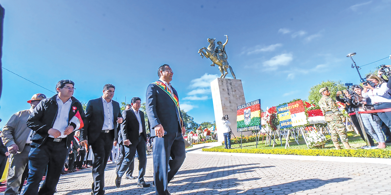 El Presidente en la ofrenda floral al ‘Moto’ Méndez. Foto: Presidencia 