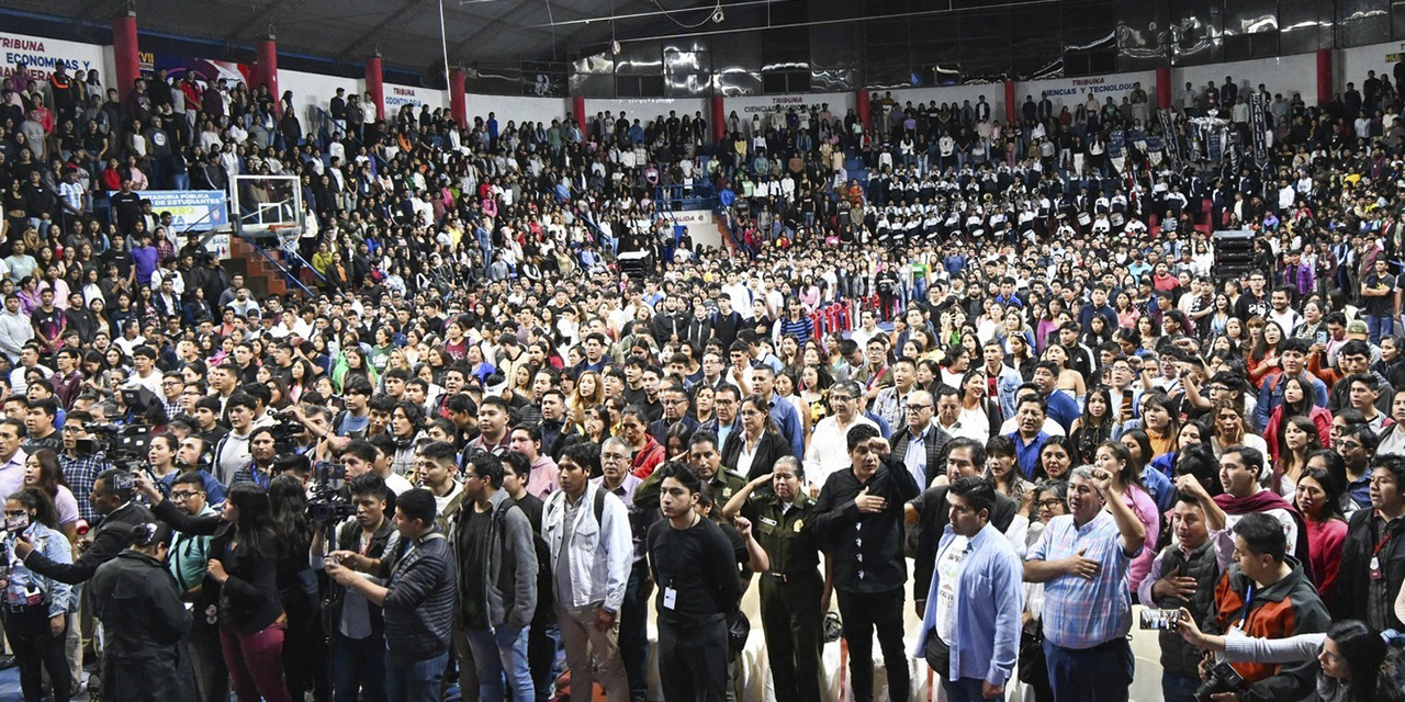 Jóvenes universitarios reunidos en un coliseo en Tarija