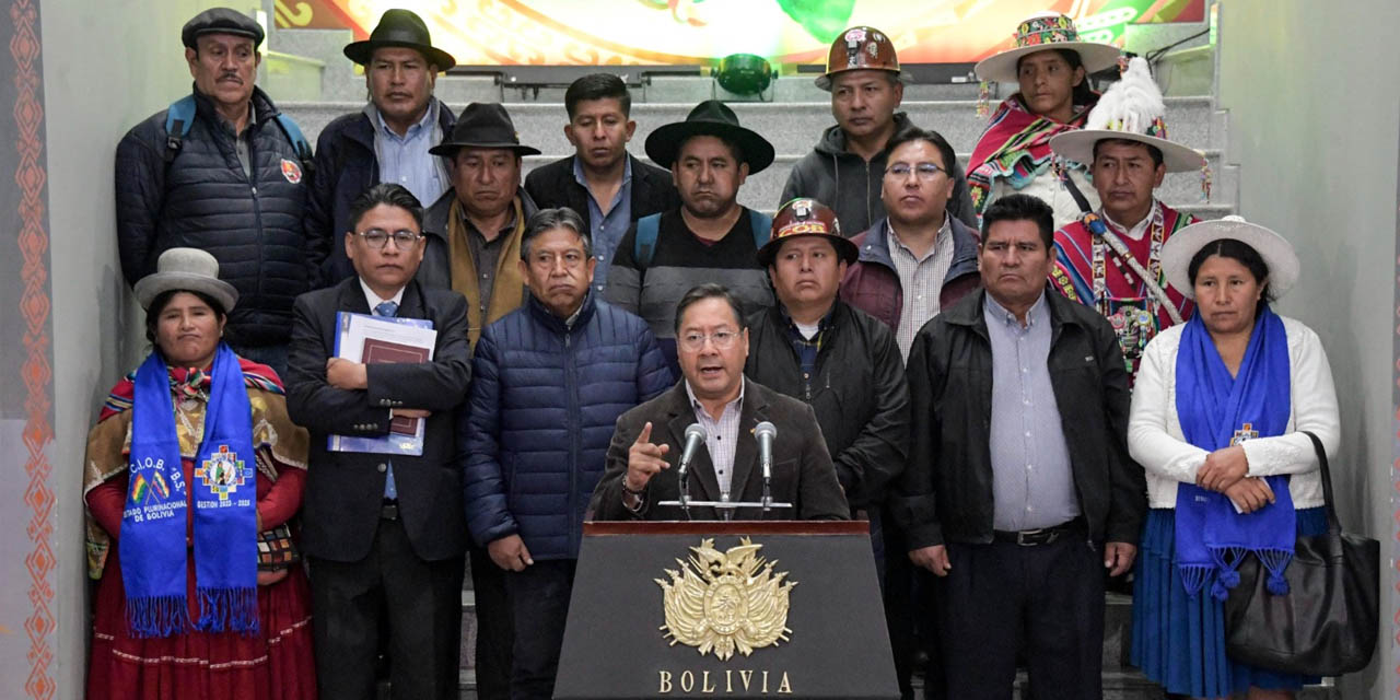 El Presidente con el Pacto de Unidad en la Casa Grande del Pueblo, sede de la presidencia del Estado. | Fotos: Vicecom