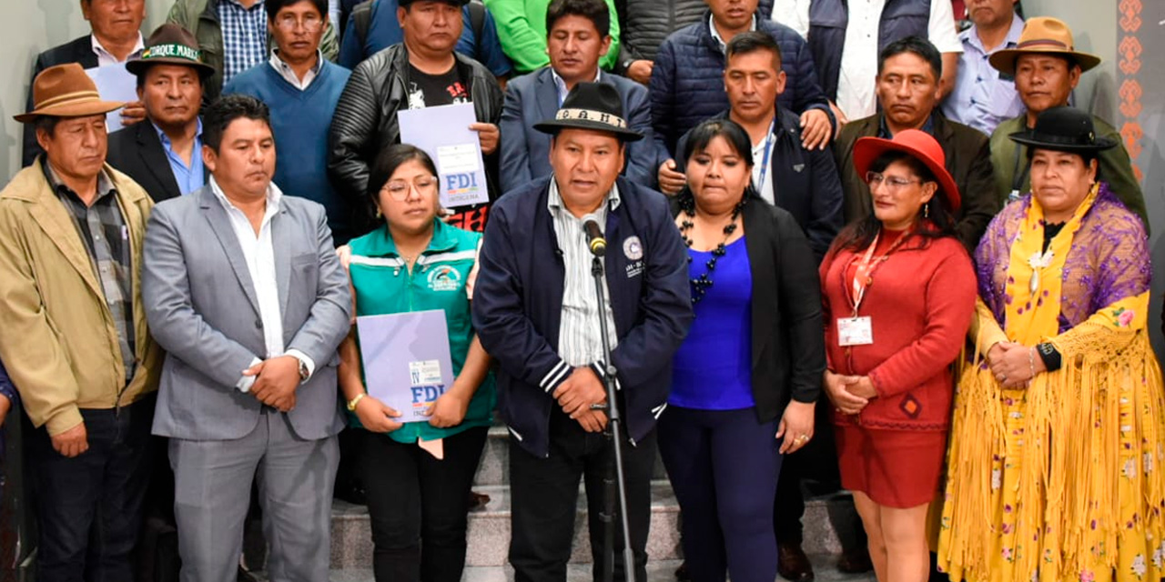 El presidente de la FAM - Bolivia, Flavio Merlo, acompañado por decenas de alcaldes en conferencia de prensa. Foto: Gustavo Ticona