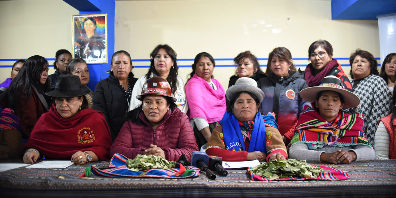 Dirigentes mujeres encabezadas por Guillermina Kuno, ejecutiva de la CNMCIOB-BS.