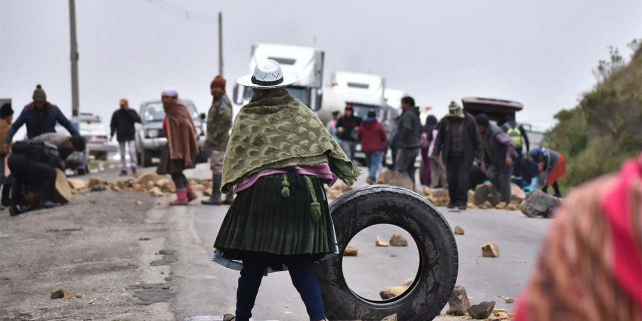 El bloqueo de caminos que el ala evista ejecutó este año en el mes del carnaval. Foto: APG