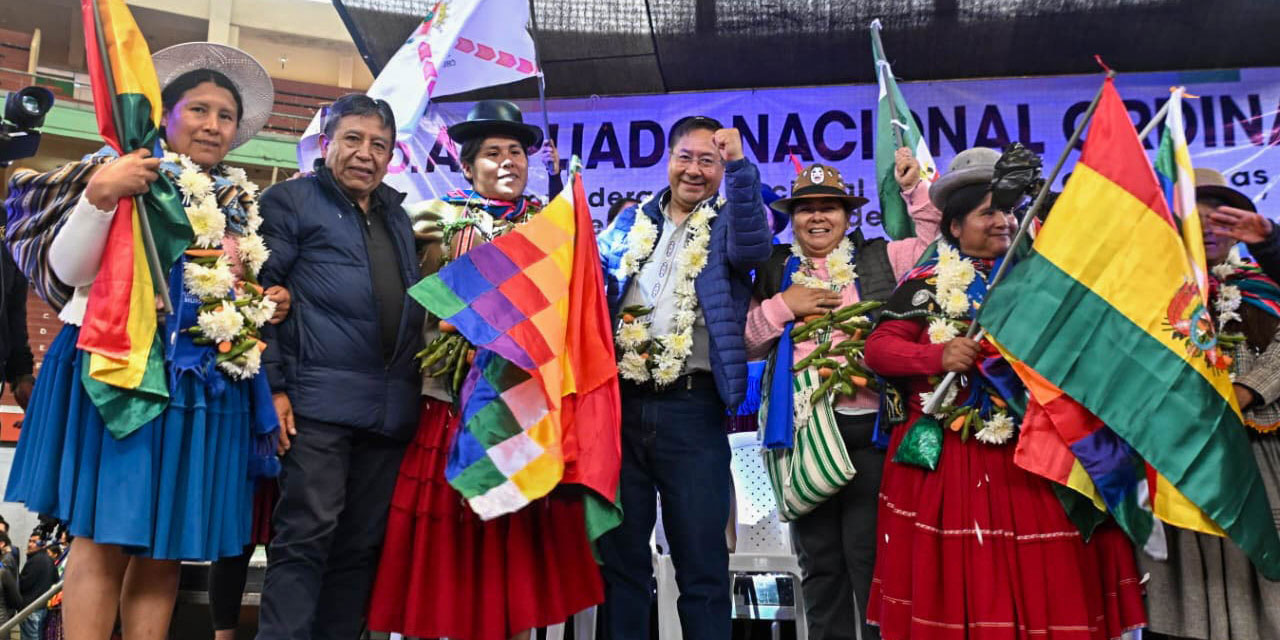  El presidente Luis Arce junto a las mujeres ‘Bartolina Sisa’. Foto: Archivo