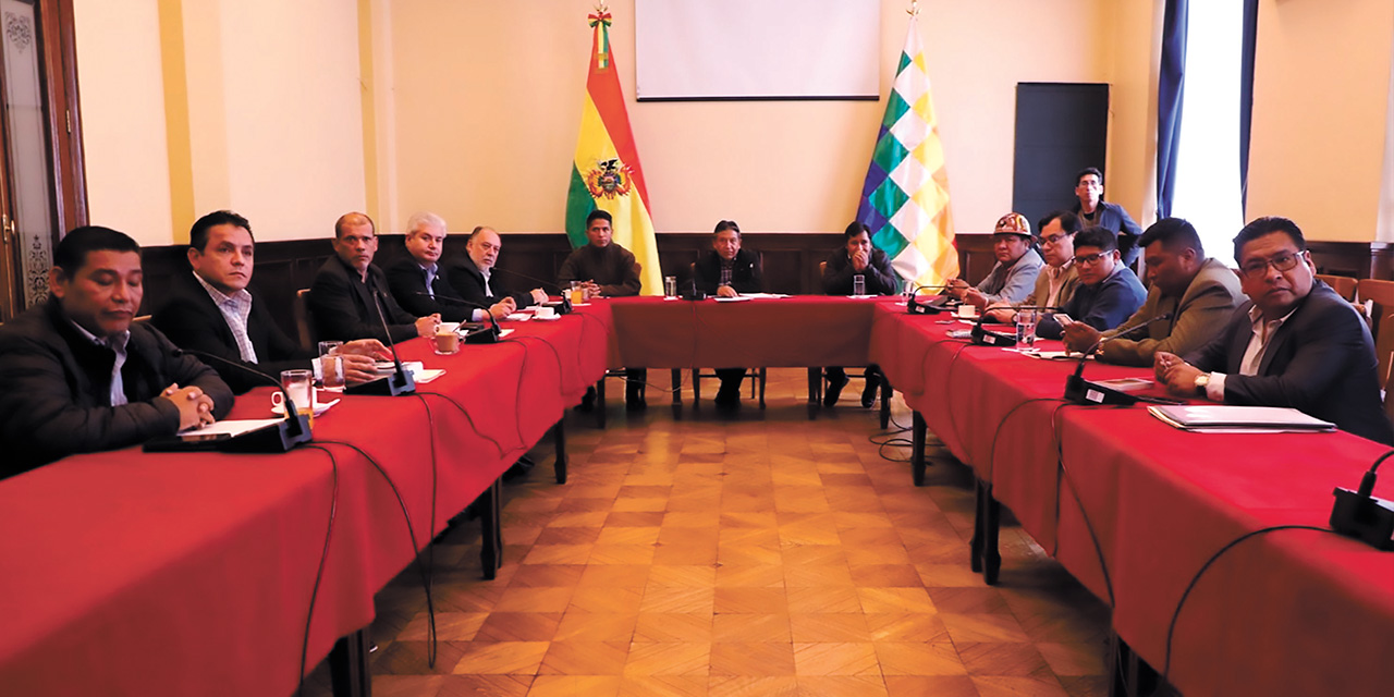 Una reunión anterior con los jefes de bancada de los partidos en la Vicepresidencia. Foto:  vicepresidencia