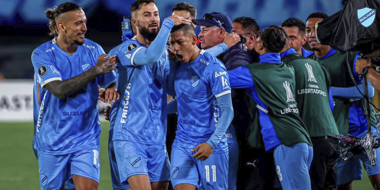 Los jugadores de Bolívar congratulan a Ramiro Vaca, autor del gol del empate frente a Millonarios.