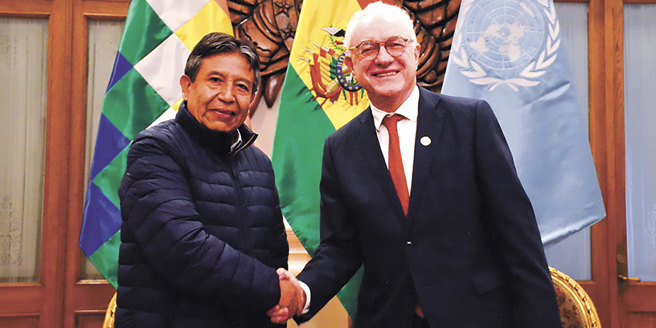 El vicepresidente David Choquehuanca y el representante de la FAO Mario Lubetkin. | Foto: VPE