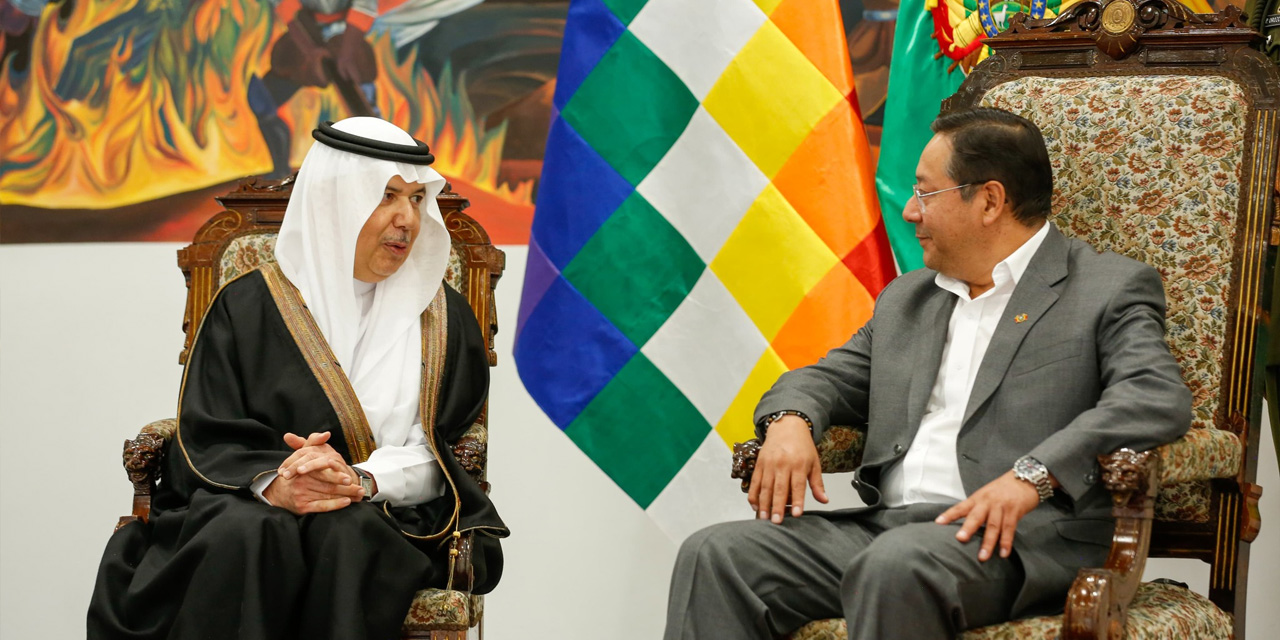 El presidente Luis Arce recibe las cartas credenciales del embajador de Reino de Arabia Saudita, Faisal Ibraim Ghulam.