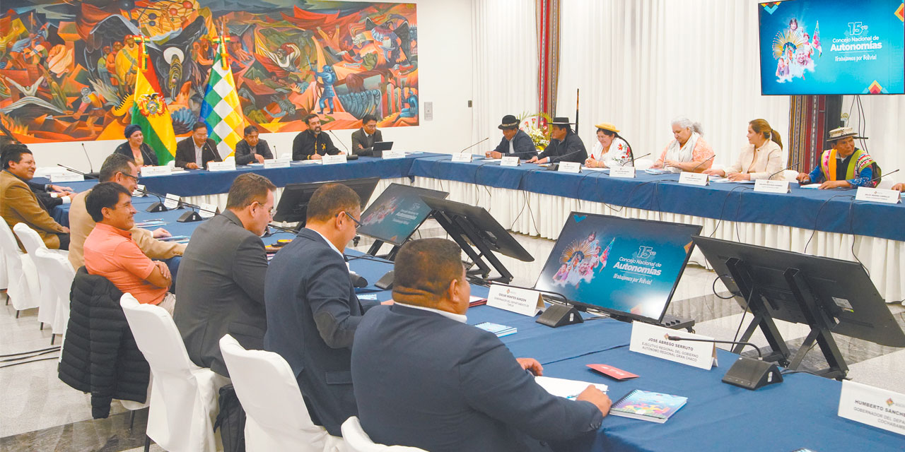 El presidente Luis Arce, el vicepresidente David Choquehuanca y los miembros del Consejo Nacional de Autonomías en conferencia de prensa en la Casa Grande del Pueblo, la noche de ayer. Foto: PRESIDENCIA