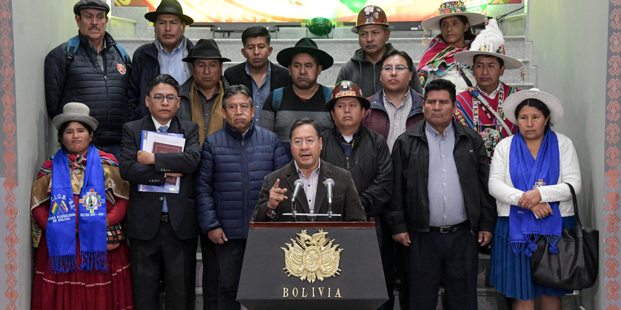 El presidente Luis Arce junto al Pacto de Unidad en conferencia de prensa. Foto archivo: Vicecom.