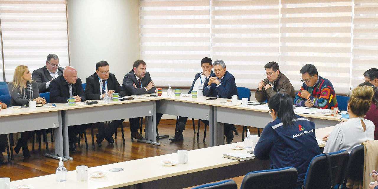 La reunión que sostuvieron autoridades del Gobierno con empresarios y exportadores, el viernes. Foto: MEyFP