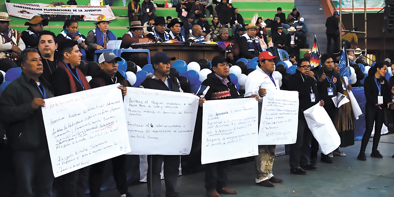 Conclusiones de las comisiones en el coliseo Héroes de Octubre.