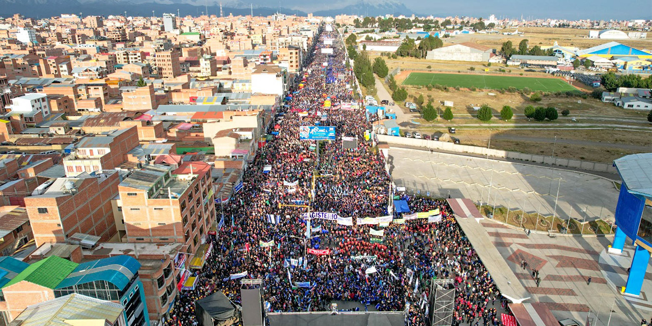 La multitudinaria asistencia al X Congreso del MAS-IPSP, que se celebró en El Alto.