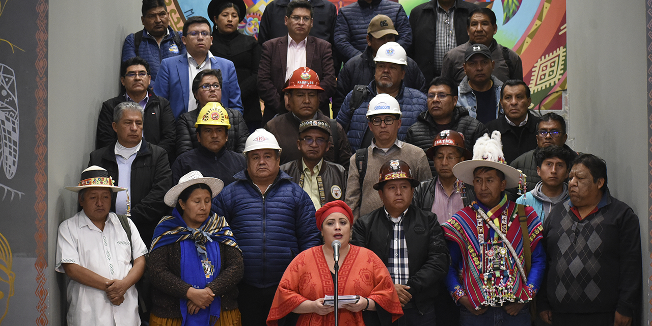 La ministra de la Presidencia, María Lena Prada, y los dirigentes de las organizaciones sociales liderados por Juan Carlos Huarachi. Foto: Gustavo Ticona