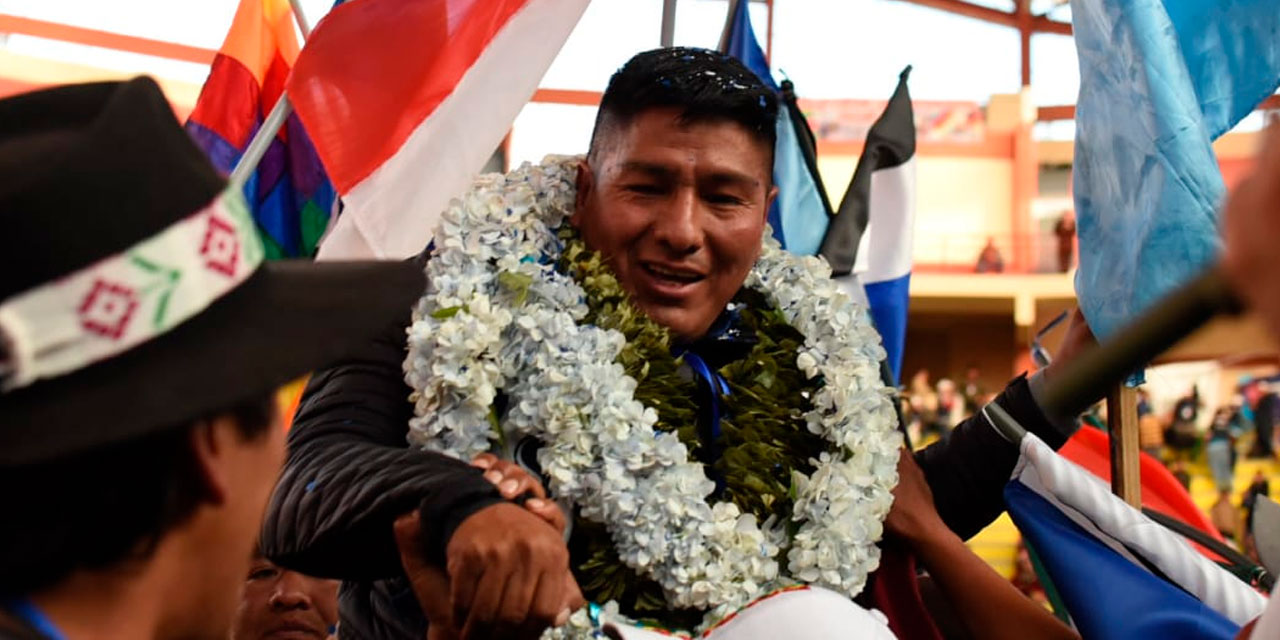 El nuevo presidente del MAS - IPSP, Grover García, tras su posesión. Foto: Gustavo Ticona.