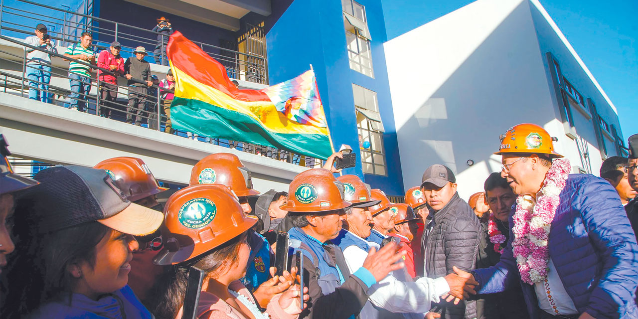 El presidente Luis Arce recibe el apoyo de los mineros en Oruro. Foto: Presidencia