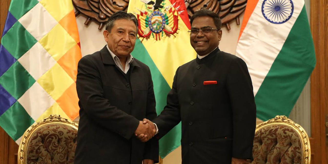 El vicepresidente David Choquehuanca con el embajador de la India, Vhisvas Vidu Sapkal. | Foto: VPEP