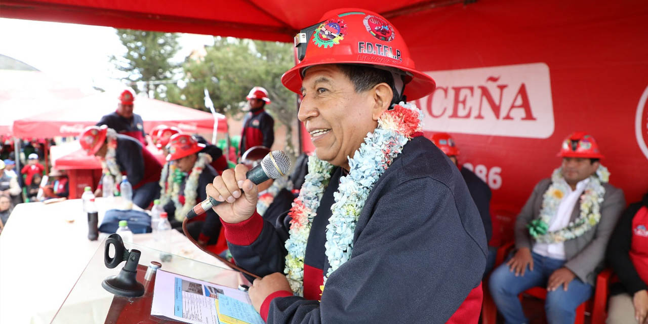 El vicepresidente David Choquehuanca en el acto con los fabriles. | Foto: VPEP