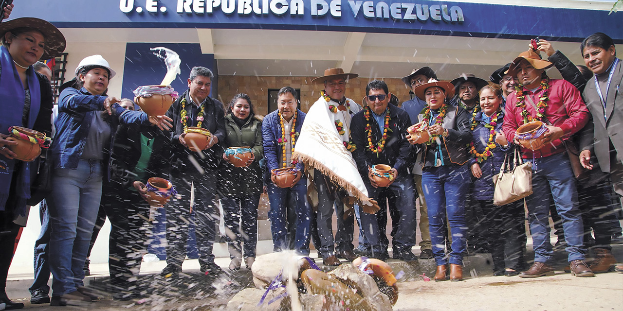 El Jefe de Estado inaugura en Monteagudo una unidad educativa. | Foto: Presidencia