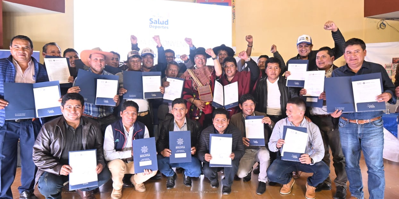 El presidente Luis Arce junto a los alcaldes de los 29 municipios de Chuquisaca. Foto: Comunicación Presidencial