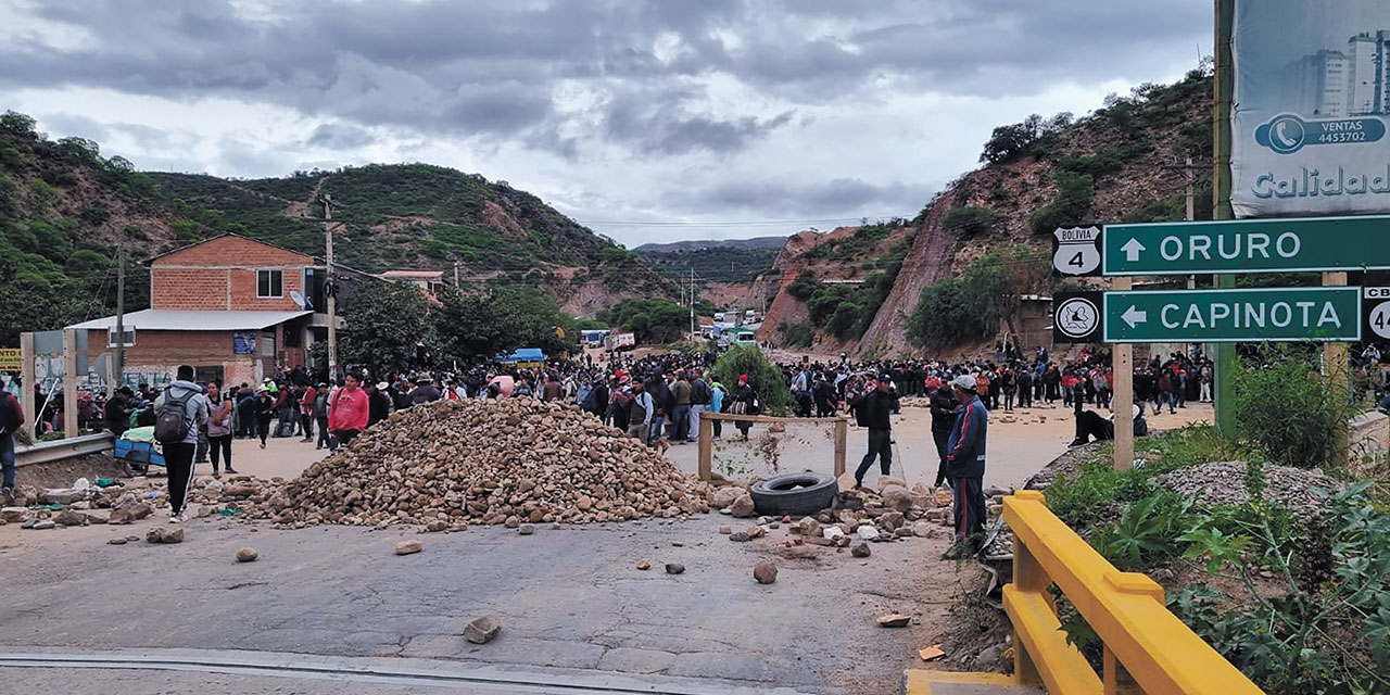 Un bloqueo en una vía en Cochabamba protagonizado por evistas, en enero. Foto: ARCHIVO