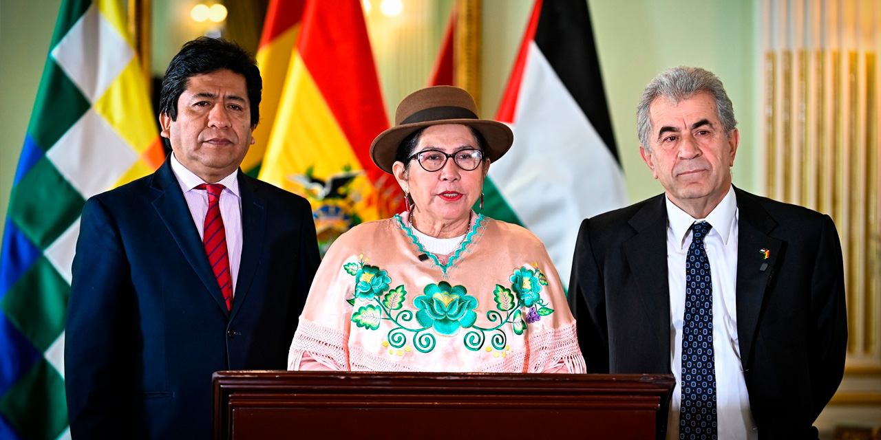 El vicecanciller Elmer Catarina, la canciller Celinda Sosa y el embajador de Palestina en Bolivia, Mahmound El Alwani. Foto: MRE