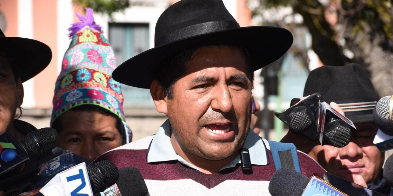 El secretario general de la CSUTCB, Mario Seña, en conferencia en la plaza Murillo, La Paz. | Foto: Gustavo  Ticona