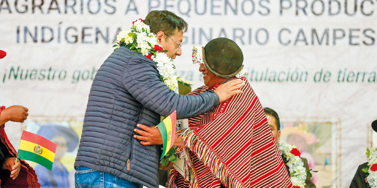 El Presidente abraza a un agricultor de Tarabuco, a quien le entregó un título ejecutorial. Foto: Presidencia