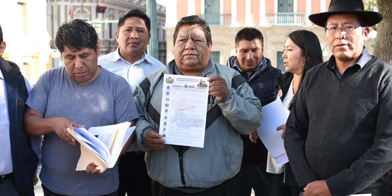 El ejecutivo de la Confederación Nacional del Transporte Libre, William Condori, en declaraciones a la prensa. Foto: Gustavo Ticona.