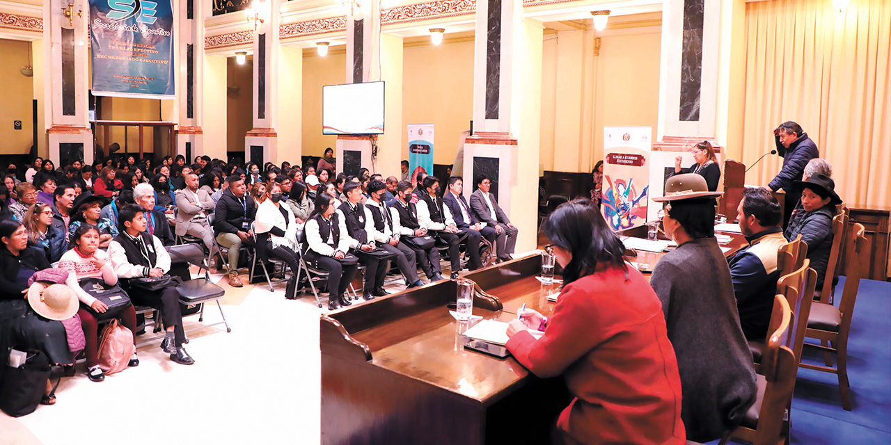 El vicepresidente en la presentación del primer conversatorio de Tiempos de Diálogo desde las Mujeres hacia el Bicentenario. Foto: VPE